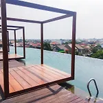 Comfort Living Studio Apartment At Grand Kamala Lagoon Near Shopping Center By Travelio