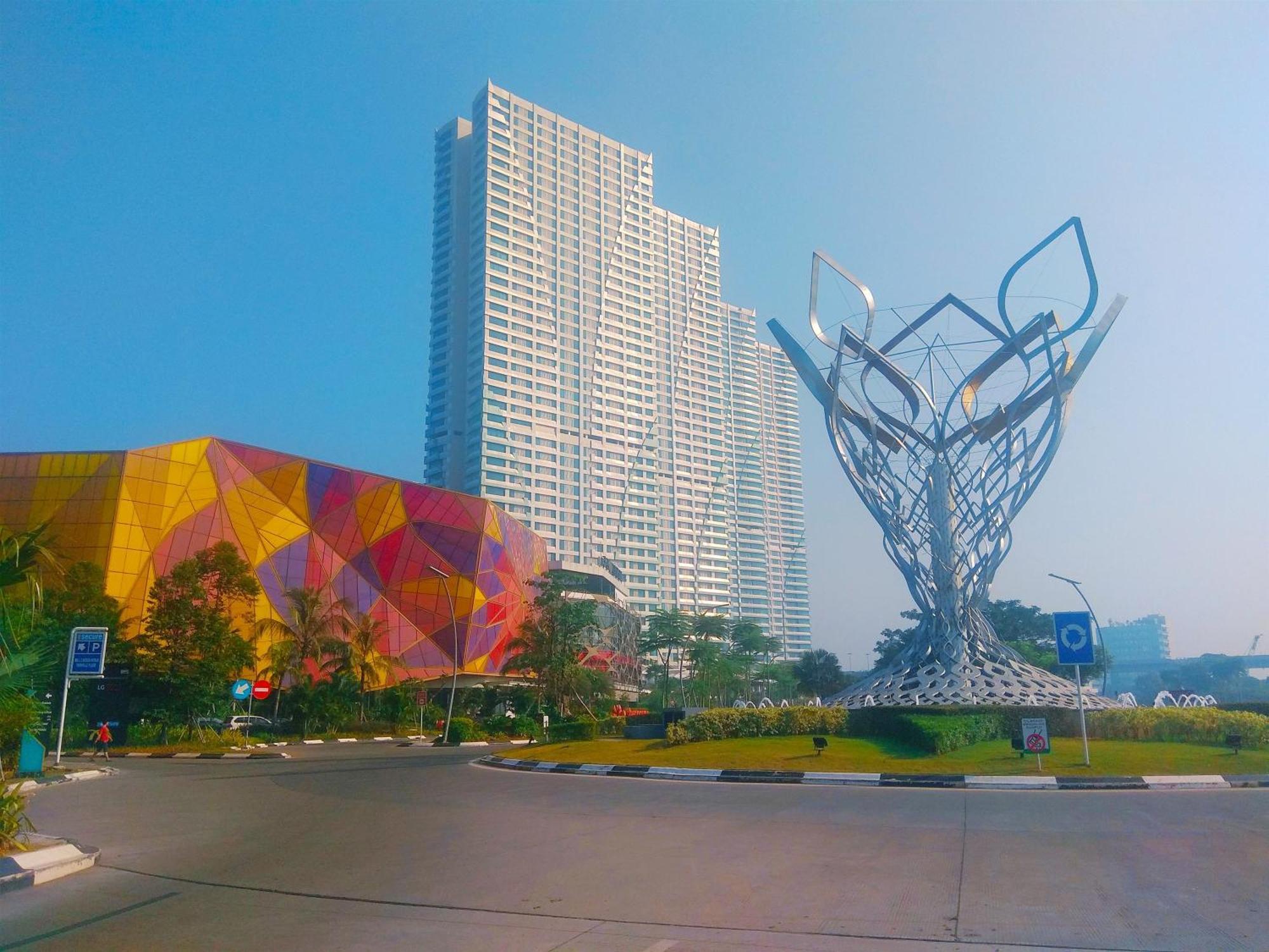Apartemen Comfort Living At Grand Kamala Lagoon Near Shopping Center By Travelio